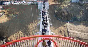  연천군이 1일 오후 2시 청산면 궁평리와 전곡읍 신답리를 연결하는 &#039;한탄강 베개용암 출렁다리&#039; 개통식을 열고 있다. /사진제공=연천군  