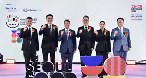 강수현 양주시장(오른쪽 첫번째)이 태국 방콕서 열린‘SEOUL FOOD in BANGKOK 2025’ 참가 기업 관계자들과 기념 촬영을 하고 있다. /사진제공=양주시