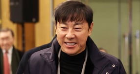 신태용 전 울산HD 감독이 정승현 등 울산 소속 선수들을 폭행했다는 의혹에 휩싸인 가운데 입장을 밝혔다. 사진은 신태용 전 울산HD 감독이 1일 오후 서울 서대문구 홍은동 스위스 그랜드호텔에서 열린 하나은행 K리그 2025대상 시상식에 참석하는 모습. /사진=뉴스