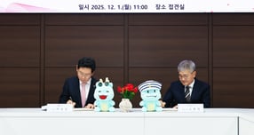 이상일 용인시장(왼쪽)과 조현덕 울릉크루즈 대표이사가 1일 용인시청 4층 접견실서 협약서에 서명하고 있다. /사진제공=용인특례시