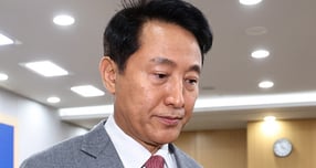 오세훈 서울시장이 &#039;명태균 여론조사비&#039; 대납 혐의로 불구속기소 되자 &quot;민주당 하명에 따라 정해진 기소를 강행했다&quot;고 비판했다. 사진은 오 시장이 1일 오후 서울시청에서 김건희 특검이 오 시장을 &#039;명태균 여론조사비&#039; 대납 혐의로 기소한 것과 관련해 입장을 밝힌 뒤 브리핑실을 나서고 있는 모습. /사진=뉴스