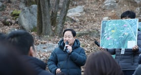  주광덕 남양주시장이 1일 별내동 불암산 일원에서 불법시설물 행정대집행을 마무리하고 정비된 현장을 시민과 함께 점검하고 있다. /사진제공=남양주시