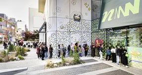 올리브영 매장에서 외국인들이 가성비 제품과 설화수·더후 등 프리미엄 브랜드 제품을 동시에 결제하는 현상이 증가하고 있다. 올리브영의 럭셔리 전문관 &#039;럭스에딧&#039;(Lux Edit)의 올 1월부터 10월까지 외국인 매출이 전년 동기 대비 64% 증가했다.사진은 올 11월 올리브영N 성수 매장 앞에 국내외 소비자들이 오픈런을 위해 대기하는 모습. /사진=올리브영