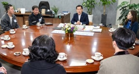 이재준 수원시장(가운데)이 지난 1일 시청 집무실에서 차량을 들어 아이를 구하며 성숙한 공동체 의식을 보여준 시민들에게 감사인사를 전하고 있다. /사진제공=수원시 