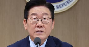 이재명 대통령이 제52회 국무회의 모두발언에서 비상계엄 저지를 함께한 국민들에게 표창 등 의미 있는 증서를 수여하겠다고 밝혔다. 사진은 2일 이 대통령이 서울 용산 대통령실 청사에서 열린 국무회의에서 발언하고 있는 모습. /사진=뉴시스(대통령실통신사진기자단)