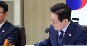 이재명 대통령이 쿠팡 개인정보 유출 사건에 대해 엄중하게 책임을 묻겠다고 강조했다. 사진은 이 대통령이 2일 서울 용산 대통령실 청사에서 열린 국무회의에서 의사봉을 두드린 모습. /사진=뉴시스(대통령실통신사진기자단) 