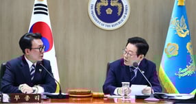 이재명 대통령이 종교의 정치개입 사례를 지적하며 법제처에 종교재단 해산을 지시했다. 사진은 이 대통령(오른쪽)과 김민석 국무총리가 2일 서울 용산 대통령실 청사에서 열린 국무회의에서 대화한 모습. /사진=뉴시스(대통령실통신사진기자단) 