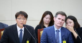 박대준 쿠팡 대표이사(왼쪽)와 브렛 메티스 쿠팡 CISO가 2일 서울 여의도 국회에서 열린 과학기술정보방송통신위원회의 쿠팡 개인정보 유출 사고 관련 현안질의에 참석했다. /사진=뉴시스 고승민 기자