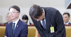 박대준 쿠팡 대표이사가 2일 서울 여의도 국회 과학기술정보방송통신위원회에서 열린 쿠팡 침해사고 관련 현안 질의에서 고개 숙여 인사하고 있다. /사진=뉴스1 신웅수 기자