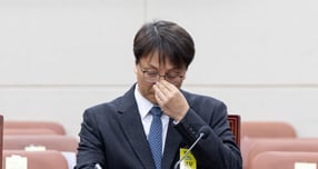 국회 과학기술정보방송통신위원회(과방위) 긴급 현안질의에서 이상휘 국민의힘 의원은 쿠팡이 지난달 29일 게시한 사과문을 하루 만인 30일 삭제한 행태를 강력하게 비판했다.박대준 쿠팡 대표이사가 2일 서울 여의도 국회에서 열린 제429회국회(정기회) 과학기술정보방송통신위원회 제18차 전체회의에 출석해 답변하고 있다. /사진=뉴스1 이승배 기자