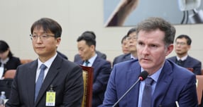 브랫 매티스 쿠팡 최고정보보안책임자(CISO)가 2일 서울 여의도 국회 과학기술정보방송통신위원회에서 열린 쿠팡 침해사고 관련 현안 질의에서 의원 질의에 답변하고 있다.  왼쪽은 박대준 쿠팡 대표이사. /사진=뉴스1 신웅수 기자