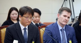 박대준 쿠팡 대표이사(왼쪽)가 2일 서울 여의도 국회에서 열린 과학기술정보방송통신위원회의 쿠팡 개인정보 유출 사고 관련 현안질의에서 생각에 잠겨 있다. /사진=뉴시스 고승민 기자