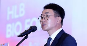 진양곤 HLB그룹 회장이 HLB 대표에서 물러난다. 사진은 지난해 5월 HLB 바이오포럼에 참석한 진 회장. /사진=뉴시스