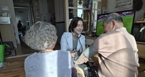 하남시보건소 전담 인력이 취약계층 가구에 방문해 기초 건강 상태를 확인하고 한파 시 행동 요령, 만성질환 관리법 등을 안내하는 모습. /사진제공-하남시 