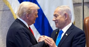 도널드 트럼프 미국 대통령이 이스라엘의 시리아 공격을 비판한 후에 베냐민 네타냐후 이스라엘 총리를 미 백악관으로 초청했다. 사진은 트럼프 대통령(왼쪽)이 네타냐후 총리를 지난 10월13일 이스라엘 예루살렘에서 만난 모습. /사진=로이터