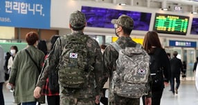 헌법재판소가 군의 외출·외박 제한 규정이 기본권을 침해한다며 제기된 헌법소원을 받아들이지 않았다. 사진은 기사와 직접적인 관련 없는 2022년 4월30일 오전 서울역에서 군인 장병들이 이동하고 있는 모습. /사진=뉴스