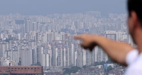 고가와 저가 주택의 가격 차이가 13배까지 벌어질 만큼 아파트 가격 양극화가 심각하다. 사진은 서울 남산에서 관광객이 도심 아파트 단지를 보고 있는 모습. /사진=뉴스