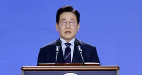 이재명 대통령이 &quot;핵 없는 한반도를 추구하며 공고한 평화를 정착시키기 위한 노력도 지속할 것&quot;이라고 말했다. 사진은 2일 이 대통령이 경기 고양시 킨텍스에서 열린 제22기 민주평화통일자문회의 출범회의에서 연설하는 모습. /사진=뉴시스