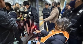 전국장애인차별철폐연대가 1박 2일 대규모 투쟁을 예고했다. 사진은 지난 1일 장애인권리예산 보장 촉구 출근길 지하철 포체투지 53일차 시위 모습. /사진=전국장애인차별철폐연대 엑스 캡처