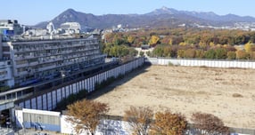 한호건설이 세운4구역에 보유한 토지 전량으로 매각하기로 밝혔지만 공공 매각이 쉽지않을 것이란 전망이 나온다. 서울 종로구 종묘와 세운 4구역 재개발 공사 현장 모습./사진=뉴스