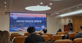 정부는 9·7 공급대책의 후속 조치로 열린 첫 주민 대상 설명회에서 초기사업비 지원·용적률 특례 확대·공사비 검증 도입 등 사업성 개선의 세부 방안을 공개했다. 사진은 이날 설명회 모습. /사진=이화랑 기자