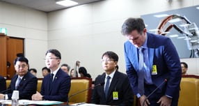 브랫 메티스 쿠팡 정보보호최고책임자(CISO)가 2일 오전 서울 여의도 국회에서 열린 과학기술정보방송통신위원회 전체회의에서 고개 숙여 인사하고 있다. /사진=뉴시스 김명년 기자 