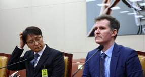  박대준 쿠팡 대표이사(왼쪽)와 브렛 메터스 쿠팡 CISO가 2일 서울 여의도 국회 과학기술정보방송통신위원회 전체회의에 출석했다. /사진=뉴시스 김명년 기자