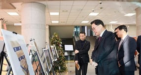 강수현 양주시장이 시청 1층 로비에 마련된 청렴콘텐츠 전시물을 감상 하고 있다.  /사진제공=양주시