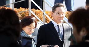 이재용 삼성전자 회장과 홍라희 삼성미술관 명예관장이 28일 경남 창원시 진해구 해군사관학교 연병장에서 열린 제139기 해군 해병대 사관후보생 수료 및 임관식에 참석하고 있다. / 사진=공동취재