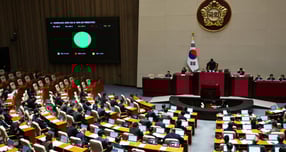 국내 석유화학 산업 경쟁력 강화를 위한 이른바 &#039;석유화학 특별법&#039;이 국회 본회의를 통과했다. 사진은 2일 오후 서울 여의도 국회에서 열린 본회의에서 석유화학산업의 경쟁력 강화 및 지원에 관한 특별법안(대안)이 통과되고 있는 모습. /사진=뉴시스