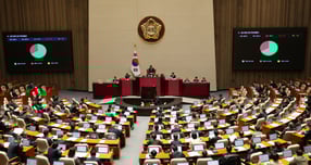 연 2000만원을 초과하는 배당소득에 대해 금융소득종합과세(최고세율 45%) 대신 분리과세를 적용하고 50억원 초과 과표 구간을 신설해 최고세율 30%를 부과하는 내용을 담은 조세특례제한법 개정안이 국회 본회의를 통과했다. 사진은 2일 서울 여의도 국회에서 열린 제429회국회(정기회) 제14차 본회의에서 법인세법 일부개정법률안이 찬성 169표, 반대 84표로 통과되고 있는 모습. /사진=뉴스