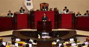 국회가 &#039;728조원&#039; 규모의 내년도 예산안을 여야 합의 처리했다. 사진은 김민석 국무총리가 2일 오후 서울 여의도 국회에서 열린 본회의에서 2026년도 예산안 수정안이 통과된 뒤 정부측 감사인사를 하고 있는 모습. /사진=뉴시스