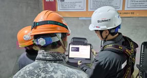 호반건설이 AI 전문기업 매쓰에이아이와 함께 동시번역 플랫폼을 만들었다. 건설현장 내 외국인 근로자들과의 소통을 강화할 방침이다. 사진은 호반건설 직원이 &#039;호반커넥트&#039;를 활용해 근로자들과 대화하고 있는 모습. /사진제공=호반건설