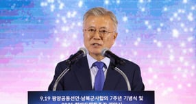 문재인 전 대통령이 3일 자시의 페이스북에 &quot;지난 1년은 흔들린 민주주의를 바로 세우는 과정이었다. 다시 한번 민주주의 소중함을 되새기며 국민 여러분께 깊이 감사드린다&quot;고 글을 올렸다.사진은 지난 9월19일 문 전 대통령이 경기 파주시 캠프 그리브스에서 열린 9.19 평양공동선언 남북군사합의 7주년 기념식 및 2025 한반도 평화주간 개막식에서 기념사를 하는 모습./사진=뉴시스(국회사진기자단)