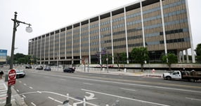 미 정부가 입국 금지국으로 지정한 19개국 출신 신청자의 영주권과 시민권 절차를 일시 중단했다. 사진은 지난 6월11일 미국 캘리포니아주 로스앤젤레스 미 이민국(USCIS) 현장 사무소의 모습. /사진=로이터