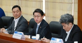 금융위가 BDC 도입을 앞두고 12월4일부터 내년 1월13일까지 &#039;자본시장과 금융투자업에 관한 법률 시행령&#039;과 &#039;금융투자업규정&#039; 개정안의 입법예고 및 규정변경예고에 착수했다. 사진은 이억원 금융위원장이 10월30일 서울 여의도 금융투자협회 대회의실에서 열린 증권사·자산운용사 CEO 간담회에 참석했던 모습. /사진=금융위