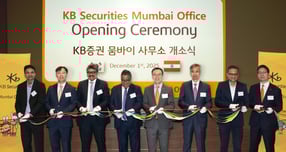지난 1일 인도 뭄바이 BKC(Bandra Kurla Complex) 지구의 지오월드 컨벤션센터에서 &#039;KB증권 뭄바이 사무소 개소식&#039;을 진행하며 (왼쪽부터) Deloitte India의 Vinit Desai 파트너, KB증권 노종갑 해외사업본부장, Kotak Mahindra Bank의 Raghuveer Kvn 부사장, NSE(인도증권거래소)의 Rohit Kumar 사업개발총괄, KB증권 김신 글로벌사업그룹장, 유동완 주뭄바이 총영사, JM Financial의 Vikram Khaitan 전무, KB증권 강정협 뭄바이 사무소장이 기념촬영을 하고 있다.