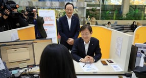 KB국민은행이 중소기업 대출 지원을 통해 생산적금융에 동참한다. 사진은 지난달 14일 서울 영등포구 여의도 국민은행 여의도영업부에서 열린 ‘오픈뱅킹 안심차단서비스 출시 관련 현장방문 간담회’에서 참가한 이찬진 금감원장과 이환주 국민은행장 모습. 사진=뉴스1 김진환 기자