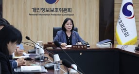 개인정보보호위원회가 쿠팡의 개인정보 유출 사고와 관련해 &quot;&#039;노출 통지&#039;를 &#039;유출 통지&#039;로 바로잡고 유출된 개인정보 항목을 빠짐없이 포함해 재통지하라&quot;고 지시했다.사진은 송경희 개인정보보호위원회 위원장이 3일 오전 서울 종로구 정부서울청사에서 열린 개인정보보호위원회(개인정보위) 2025년 제25회 전체회의에 참석해 발언하고 있는 모습. /사진=뉴시스