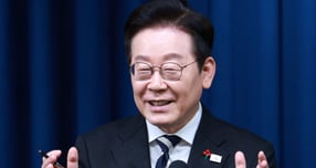 이재명 대통령이 비상계엄 선포 1년을 맞아 외신 기자회견을 열었다. 사진은 이 대통령이 3일 서울 용산 대통령실 청사에서 열린 &#039;빛의 혁명 1주년, 대통령 대국민 특별성명&#039; 발표를 마치고 취재진 질문에 답변하고 있는 모습. /사진=뉴시스