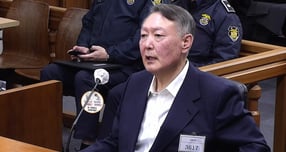 윤석열 전 대통령이 일본 매체와의 서면 인터뷰를 통해 12·3 비상계엄에 대해 언급했다. 사진은 윤 전 대통령이 지난달 19일 서울 서초구 서울중앙지방법원에서 열린 한덕수 전 국무총리 내란 중요임무 종사 등 혐의 공판에 증인으로 출석한 모습. /사진=뉴스1(서울중앙지법 제공)