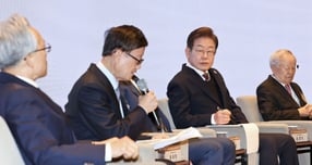 이재명 대통령이 지난 5월8일 더불어민주당 대선 후보 시절 서울 중구 대한상공회의소에서 열린 대선 후보 초청 경제5단체장 간담회에 참석해 윤진식 한국무역협회장의 발언을 듣고 있다. /사진=뉴시스(국회사진기자단)