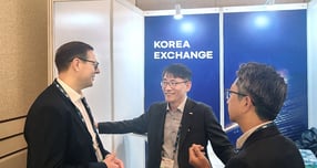 박상욱 한국거래소 파생상품시장본부장보(가운데)는 12월3일(현지시각) 싱가포르에서 열리는 국제파생상품협회(FIA) EXPO에 참가해 KRX 홍보부스를 찾은 현지 기관투자자를 대상으로 KRX 파생상품시장을 소개하고 있다./사진=한국거래소