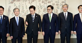 이재명 대통령은 비상계엄 사태 1년을 맞아 대통령실 청사로 5부 요인을 초청해 오찬을 가졌다. 사진은 3일 이 대통령(왼쪽 3번째)이 서울 용산구 대통령실 청사에서 열린 5부 요인 초청 오찬에서 기념촬영을 마치고 자리를 안내하는 모습. /사진=뉴시스 (대통령실통신사진기자단)