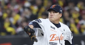 한국야구위원회가 월드베이스볼클래식을 대비해 진행되는 1차 캠프에 참가할 선수로 한화 이글스 류현진 포함 29명을 선택했다. 사진은 한화에서 활약한 류현진. /사진=뉴시스