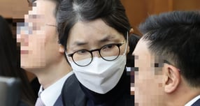 김건희 여사 측 변호인이 김 여사의 징역 15년형 구형에 대해 과도한 요구라고 지적했다. 사진은 지난 3일 서울 서초구 서울중앙지방법원에서 주가조작과 통일교 청탁 등의 혐의를 받는 김 여사의 결심공판 진행된 가운데 김 여사가 변호인과 대화하는 모습. /사진=뉴스1(공동취재단)