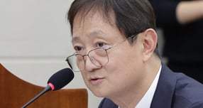 이찬진 금융감독원장이 3일 서울 여의도 국회 정무위원회에서 열린 쿠팡 개인정보 유출 관련 현안질의에서 의원 질의에 답변하고 있다. / 사진=ㄶ스1 신웅수 기자 /사진=(서울=뉴스1) 신웅수 기자