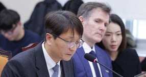 박대준 쿠팡 대표이사가 3일 서울 여의도 국회 정무위원회에서 열린 쿠팡 개인정보 유출 관련 현안질의에서 인사하고 있다. / 사진=뉴스1 신웅수 기자  