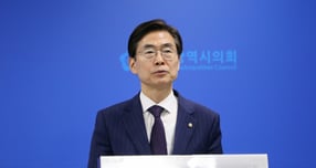 조경태 국민의힘 의원이 12·3 비상계엄 1주년을 맞아 &quot;윤석열 전 대통령을 최고형으로 다스려야 한다&quot;고 주장했다. 3일 조 의원이 12·3 비상계엄 1년을 맞아 광주시의회 브리핑룸에서 기자회견을 하는 모습. /사진=뉴스