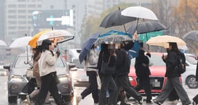 4일 수도권 지역에는 오후부터 비나 눈이 내리며 오전에는 최저기온이 -14에서 0도를 형성할 것으로 보인다. 사진은 지난달 25일 서울 중구 세종대로 사거리에서 우산을 쓴 시민들이 지나가는 모습. /사진=뉴시스